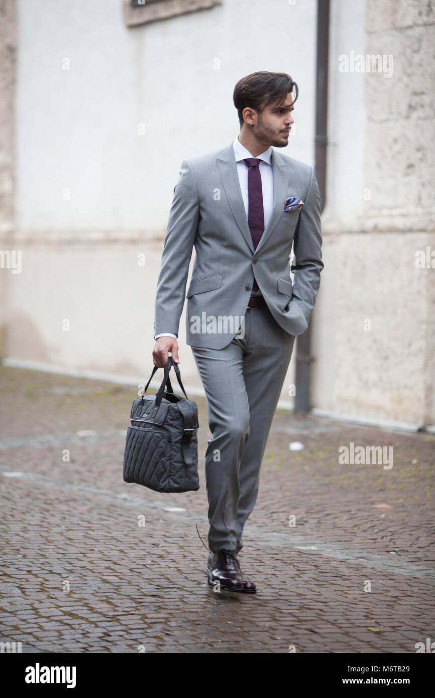 Uomo con stile (indossare giacca e cravatta) al lavoro o andare a lavorare  Foto stock - Alamy