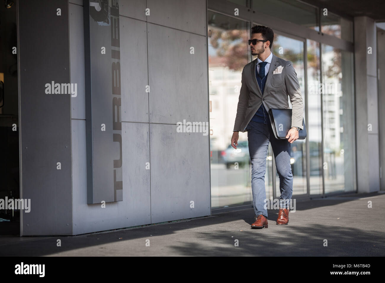 Uomo con stile (indossare giacca e cravatta) al lavoro o andare a lavorare Foto Stock