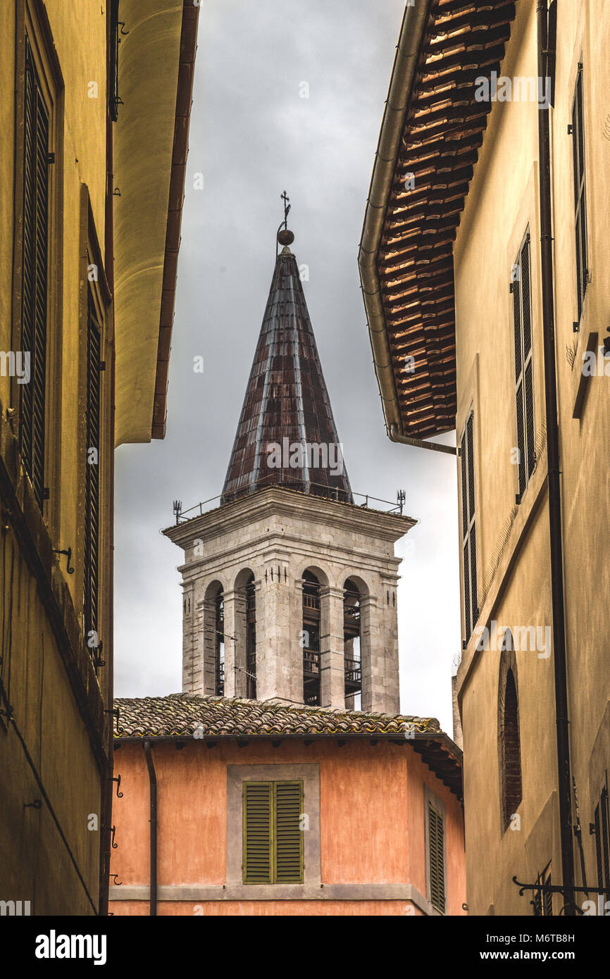 Spoleto è impaccata con vicoli pittoreschi, antica città con molti moderni piaceri. Esso ha una specifica osservazione terrazza da dove si può guardare in basso Foto Stock