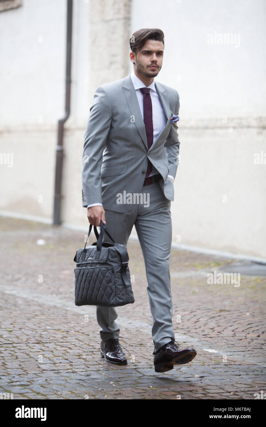 Uomo con stile (indossare giacca e cravatta) al lavoro o andare a lavorare  Foto stock - Alamy