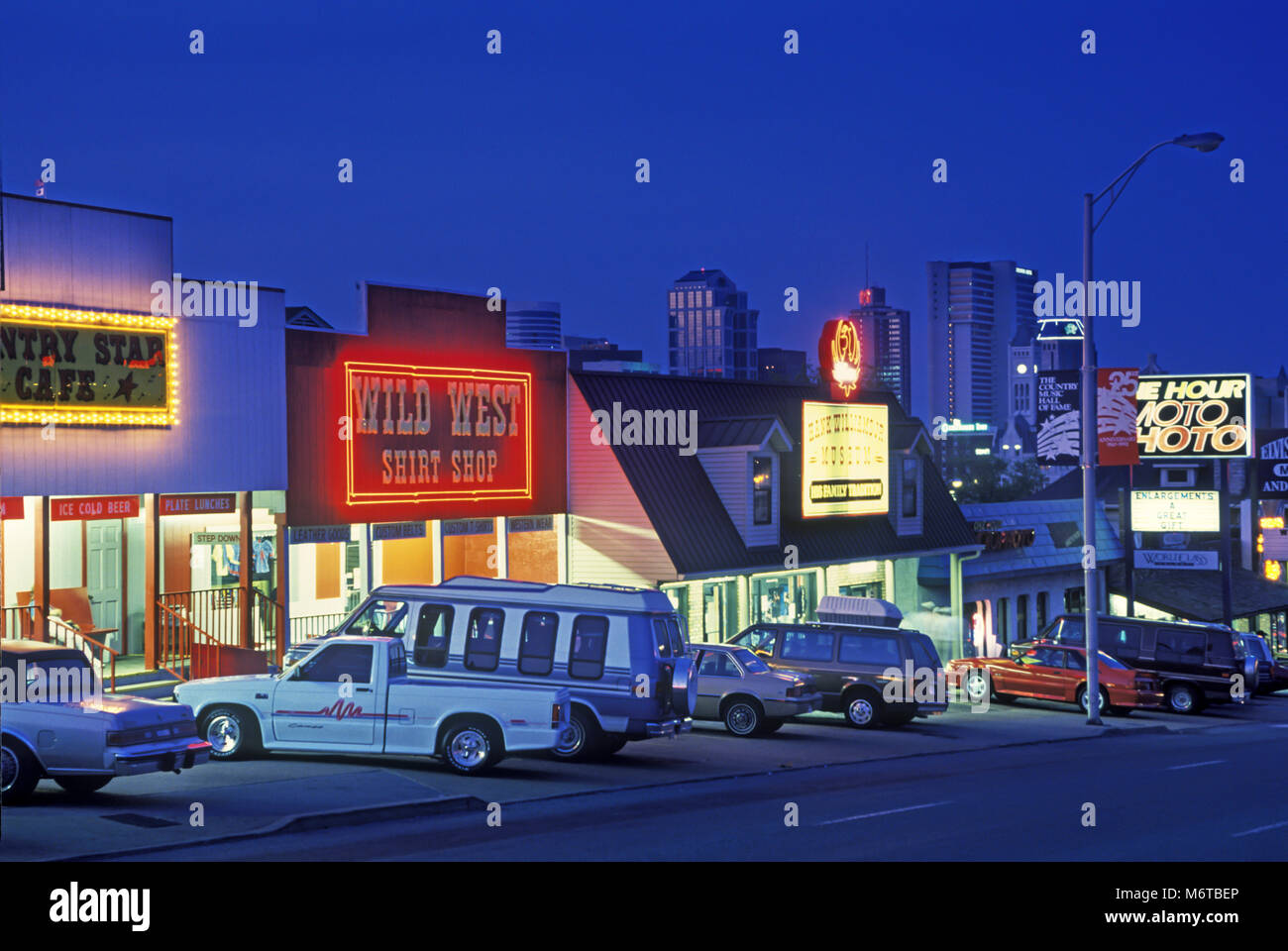 1992 NEGOZI DI SOUVENIR STORICI DEMONBREUN STREET SKYLINE DI NASHVILLE TENNESSEE USA Foto Stock