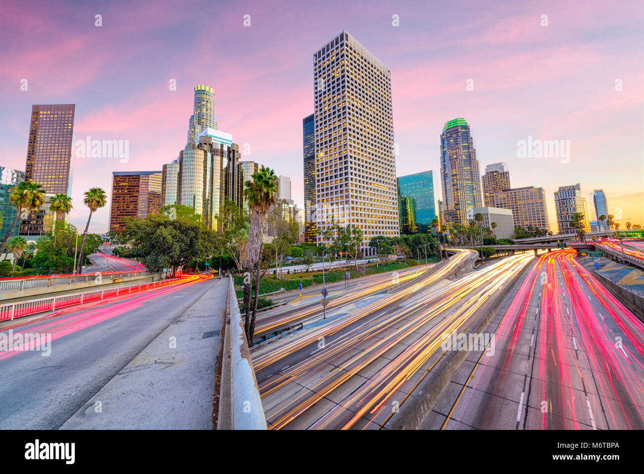 Los Angeles, California, Stati Uniti d'America skyline del centro su autostrade al crepuscolo. Foto Stock