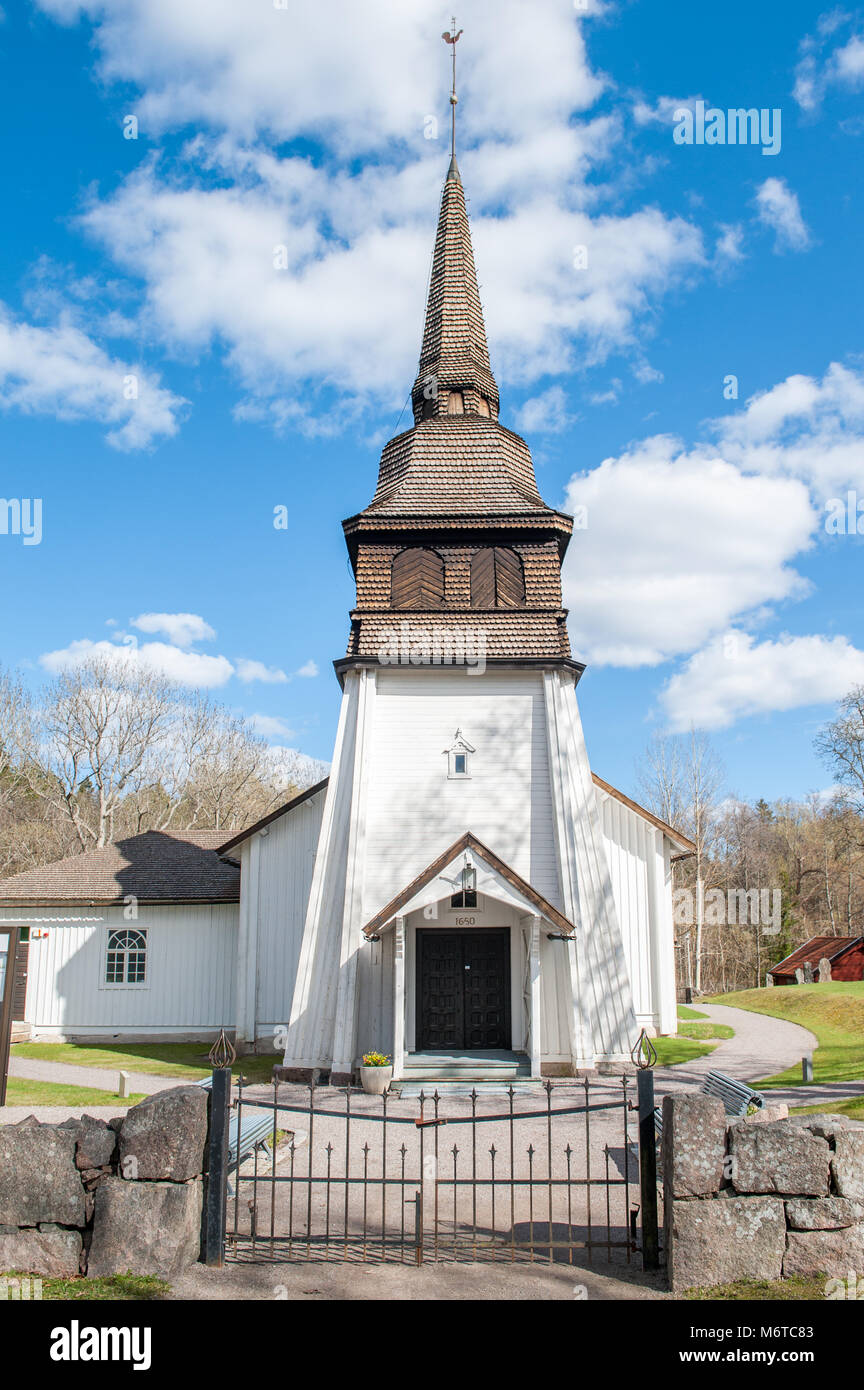 Chiesa Simonstorp nella campagna di Ostergotland durante la primavera in Svezia. Questa chiesa fu completata nel 1650. Foto Stock