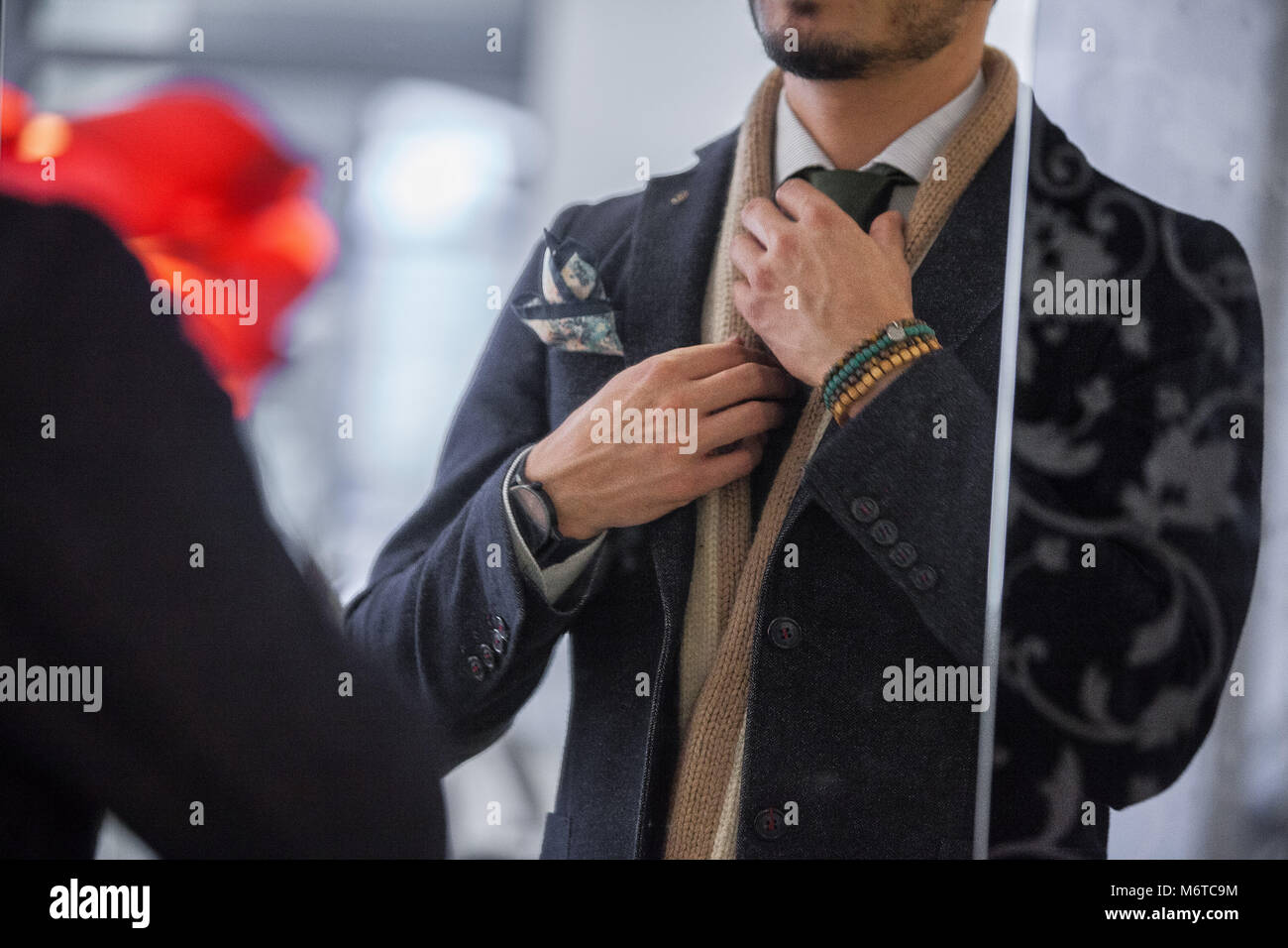 Uomo con stile (indossare giacca e cravatta) al lavoro o andare a lavorare Foto Stock