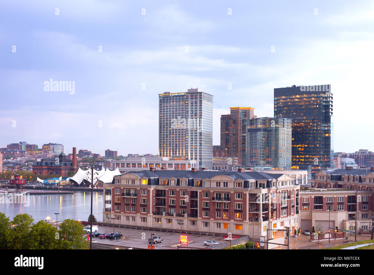 Baltimore, Maryland, Stati Uniti - condominio e uffici e condomini su Baltimore Inner Harbor. Foto Stock