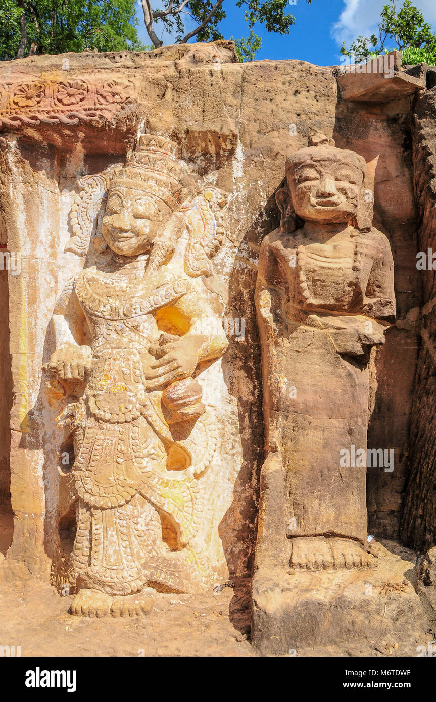 Sculture in pietra arenaria di Po Win Taung Grotte, vicino Monywa, Myanmar Foto Stock