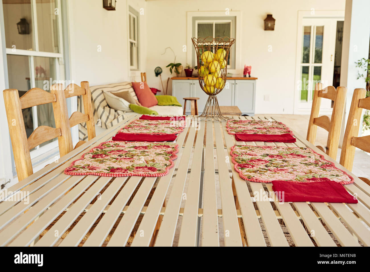 Tavolo da pranzo sotto il portico di una confortevole casa di campagna Foto Stock