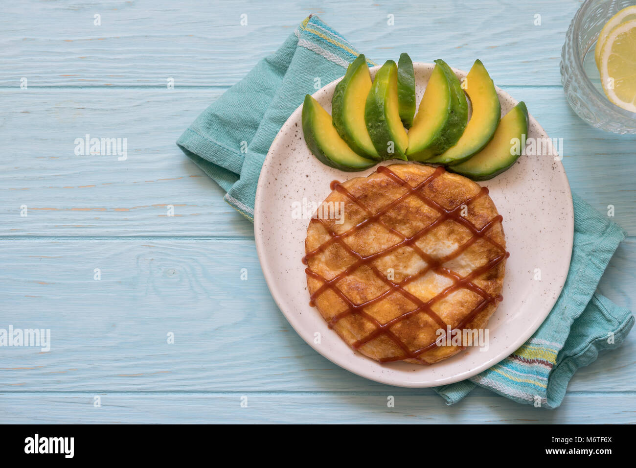 Divertente La prima colazione per i bambini - omelette di apparire come un ananas Foto Stock