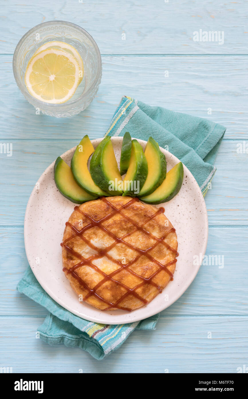 Divertente La prima colazione per i bambini - omelette di apparire come un ananas Foto Stock