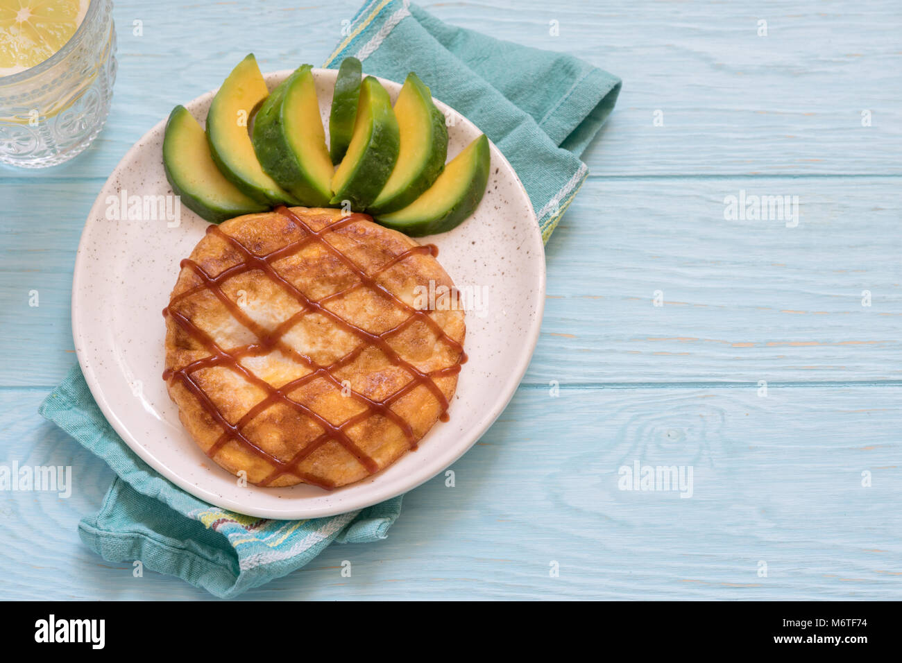 Divertente La prima colazione per i bambini - omelette di apparire come un ananas Foto Stock