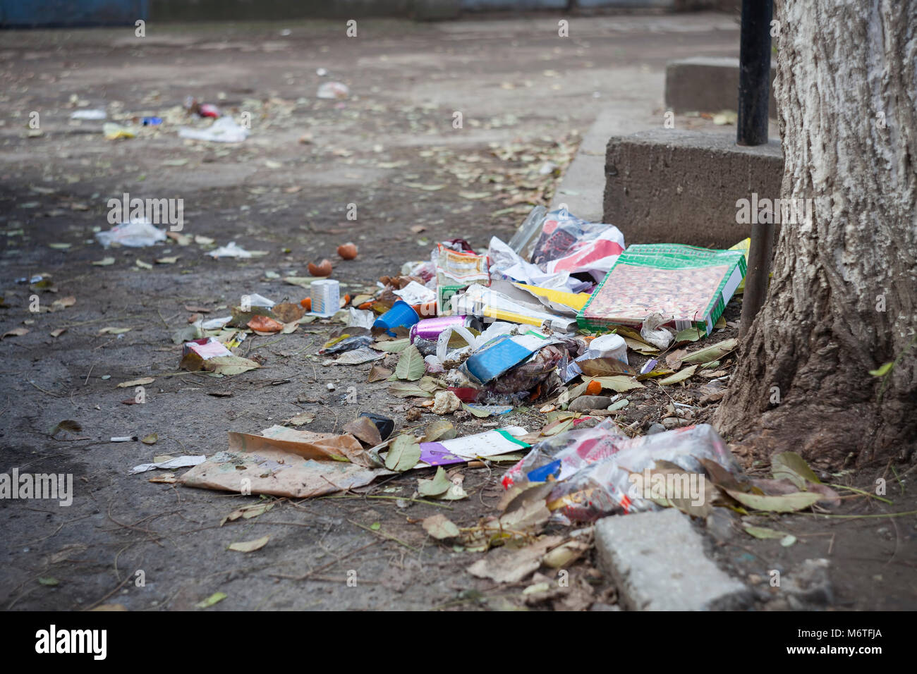 Garbage lasciato sul terreno. scena cittadina Foto Stock