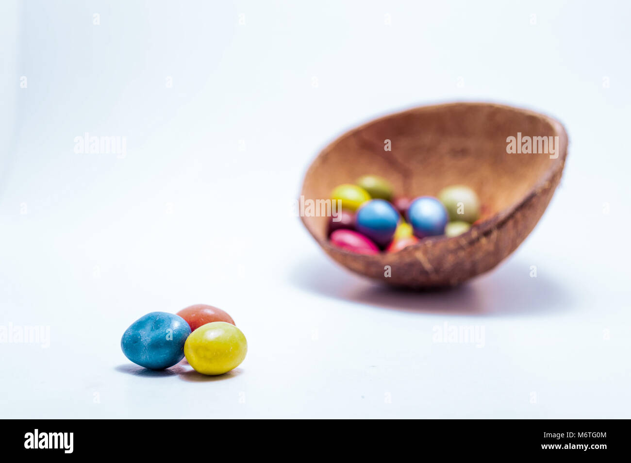 La fuga la den. Un piccolo piatto di caramella piena di colorati luminosamente candys. Concetto di fuga. Pochi sono in partenza da altri. Foto Stock