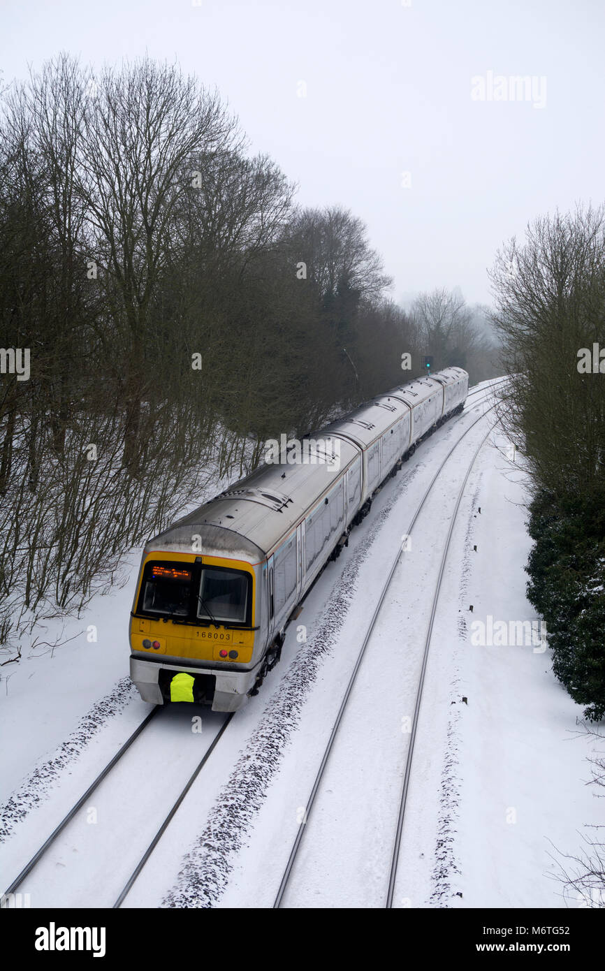 Chiltern Railways classe 168 mainline train in caso di neve, Warwick, Regno Unito Foto Stock