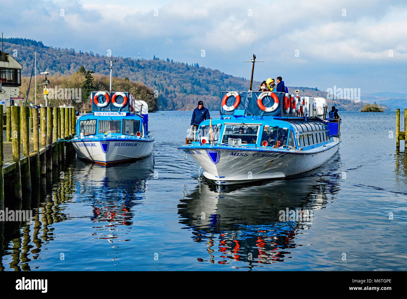 Navi passeggeri sul lago di Windermere Parco Nazionale del Distretto dei Laghi Foto Stock