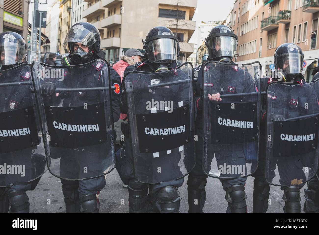 Milano, Italia - 24 febbraio: poliziotti antisommossa affrontare gli attivisti durante un anti-fascisti marzo per le strade della città il 24 febbraio 2018 a Milano. Foto Stock