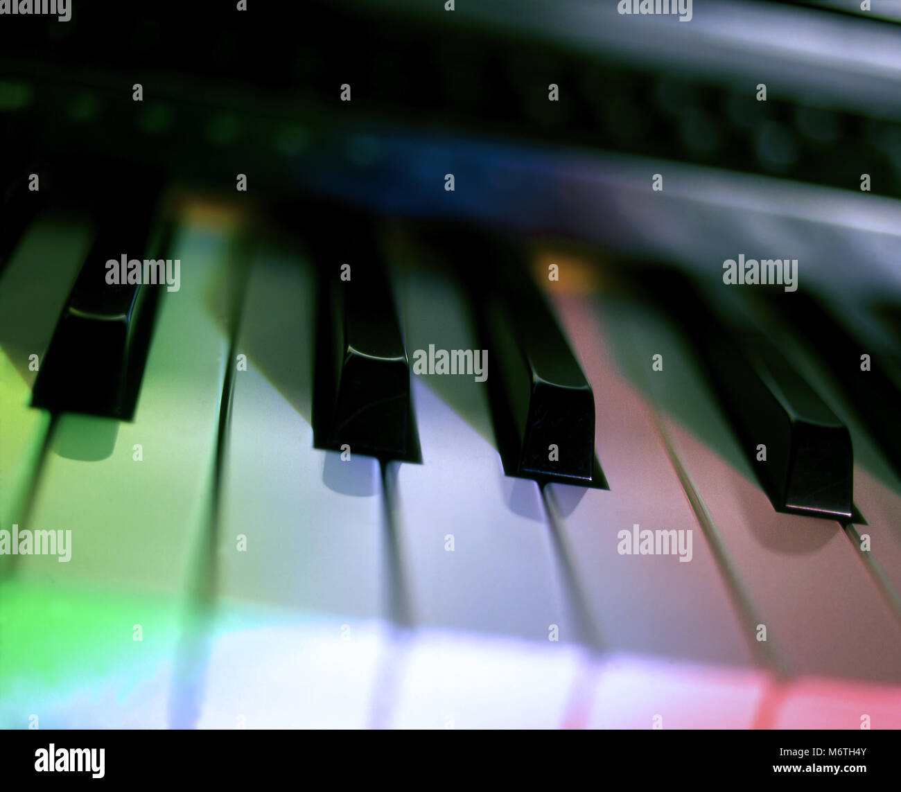 Una vista ravvicinata di note su una tastiera di pianoforte Foto Stock