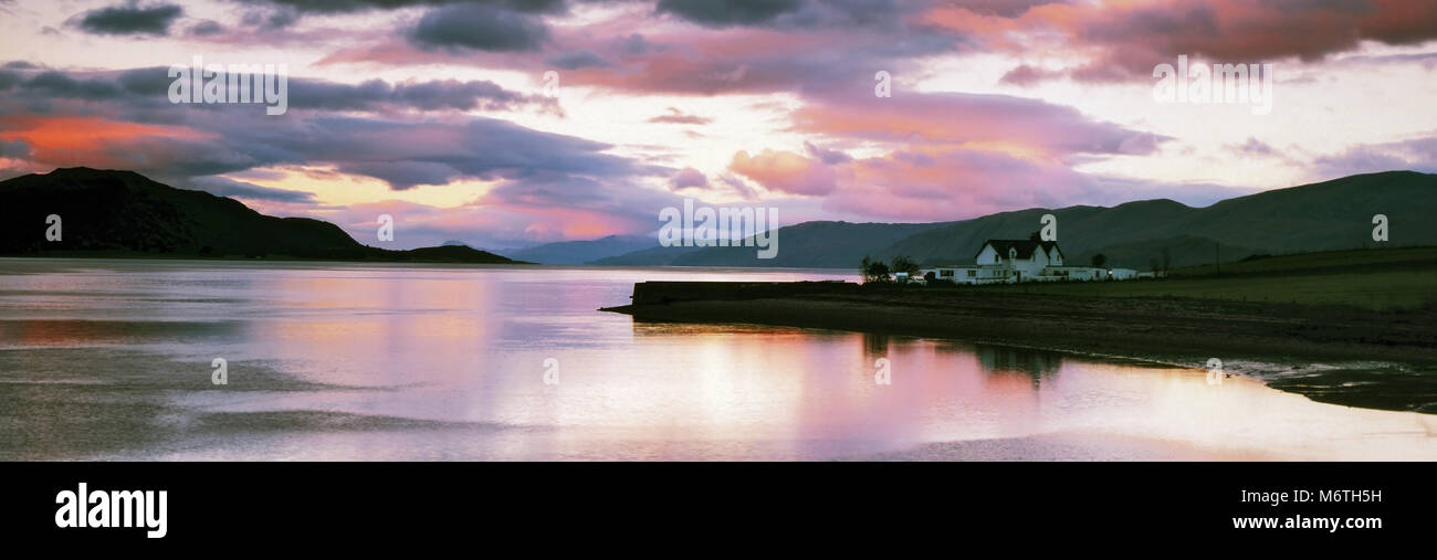 Vista panoramica di calma riflessione e di un tramonto sul Loch Linnhe nelle Highlands Scozzesi. Foto Stock