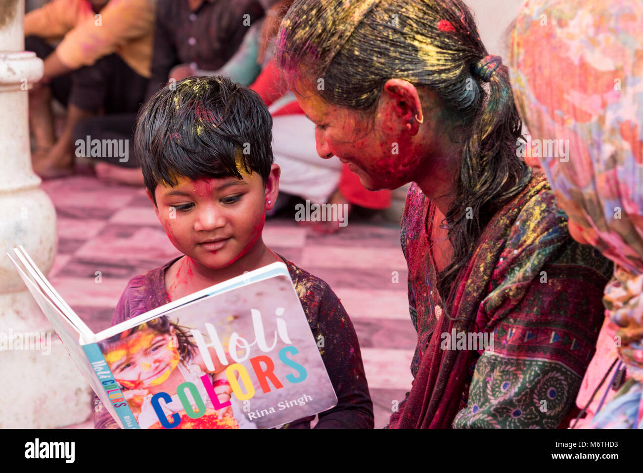 La gente che celebra holi a Nandgaon, India. Holi è un festival annuale indù celebrato in India del Nord. Foto Stock