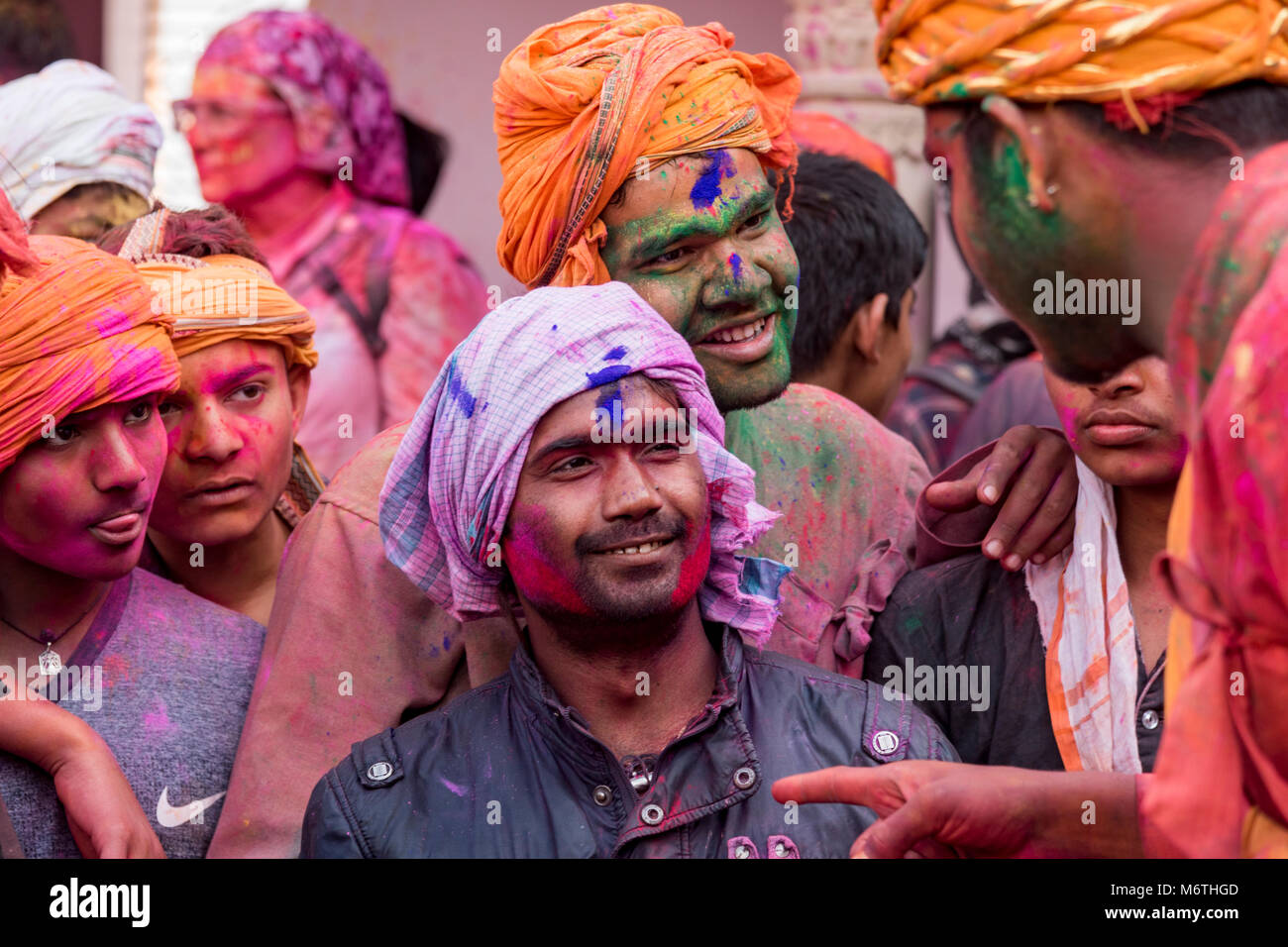 La gente che celebra holi a Nandgaon, India. Holi è un festival annuale indù celebrato in India del Nord. Foto Stock