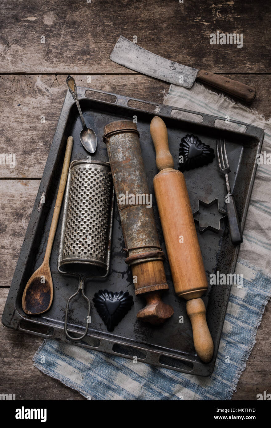 Varie vintage francese di cottura e utensili da cucina Foto stock - Alamy