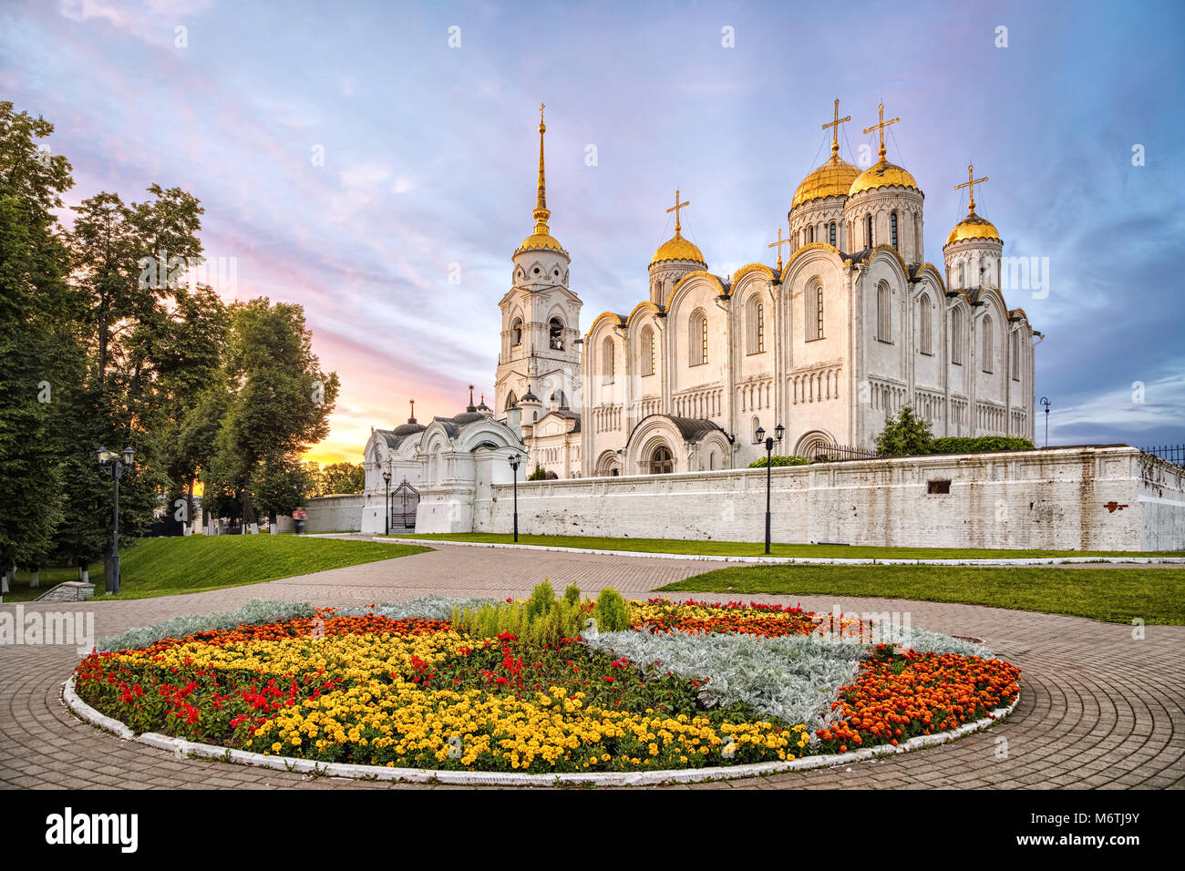 Cattedrale Uspenskiy sul tramonto con aiuola sul primo piano a Vladimir, Russia Foto Stock