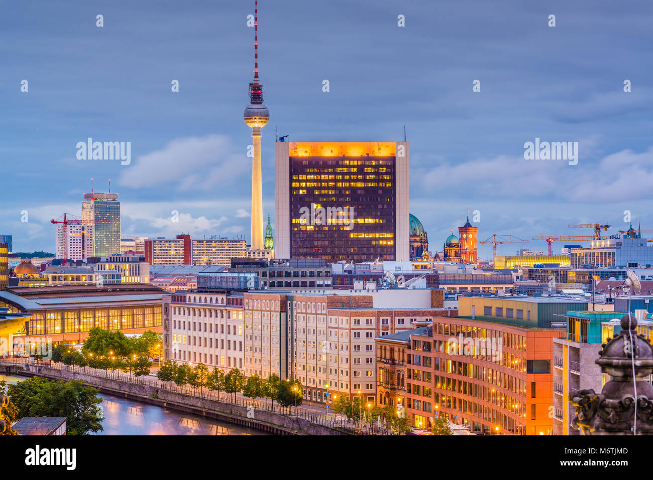 Berlino, Germania skyline della città e la torre al tramonto. Foto Stock