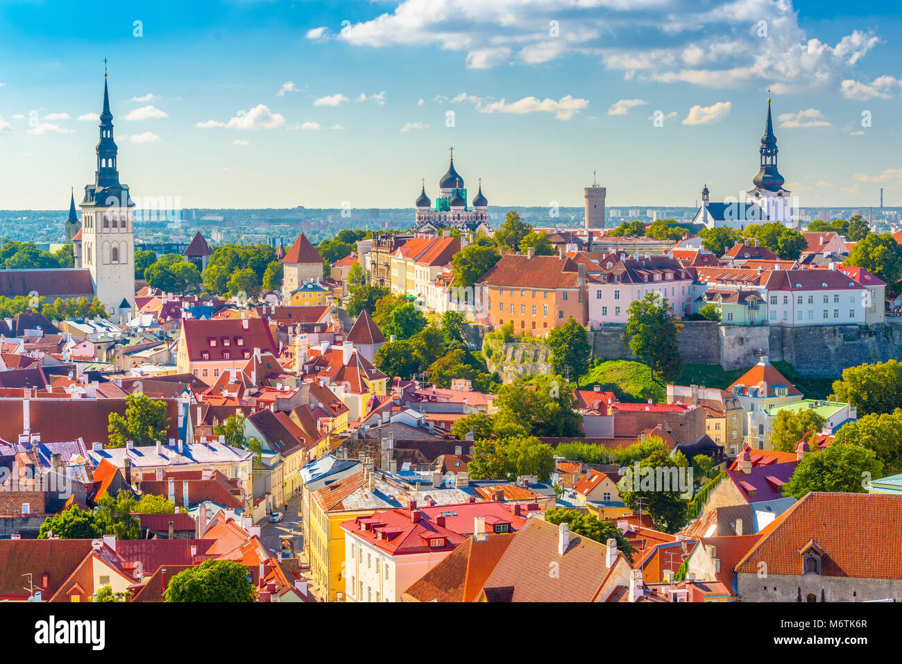 Tallinn, Estonia skyline storico verso la collina di Toompea. Foto Stock