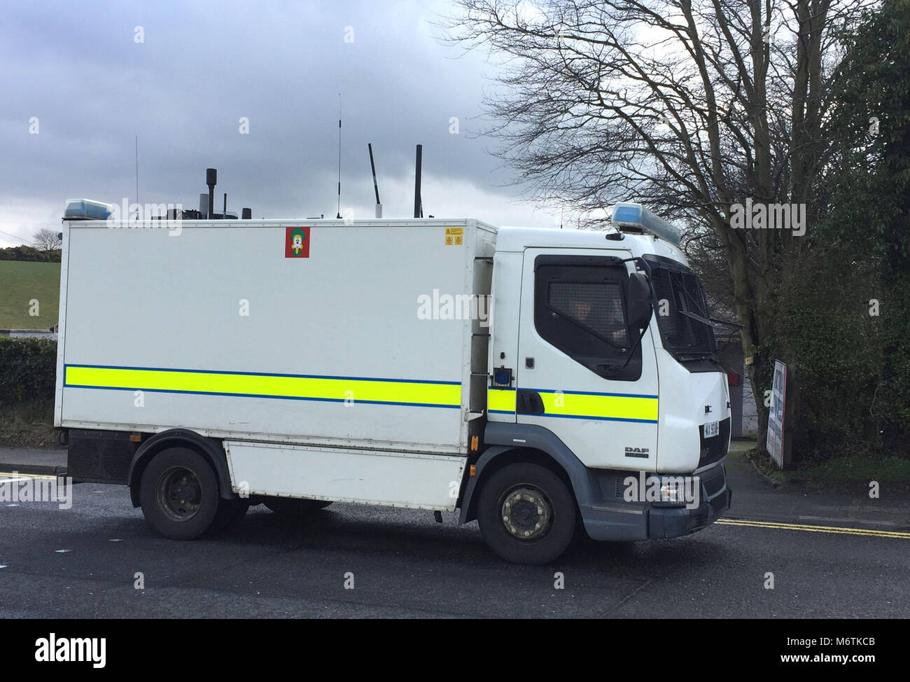 Un esercito bomb disposal team lascia la scena sulla A2 tra Bangor e Belfast dove la polizia stanno studiando le cause di incendio auto. Foto Stock
