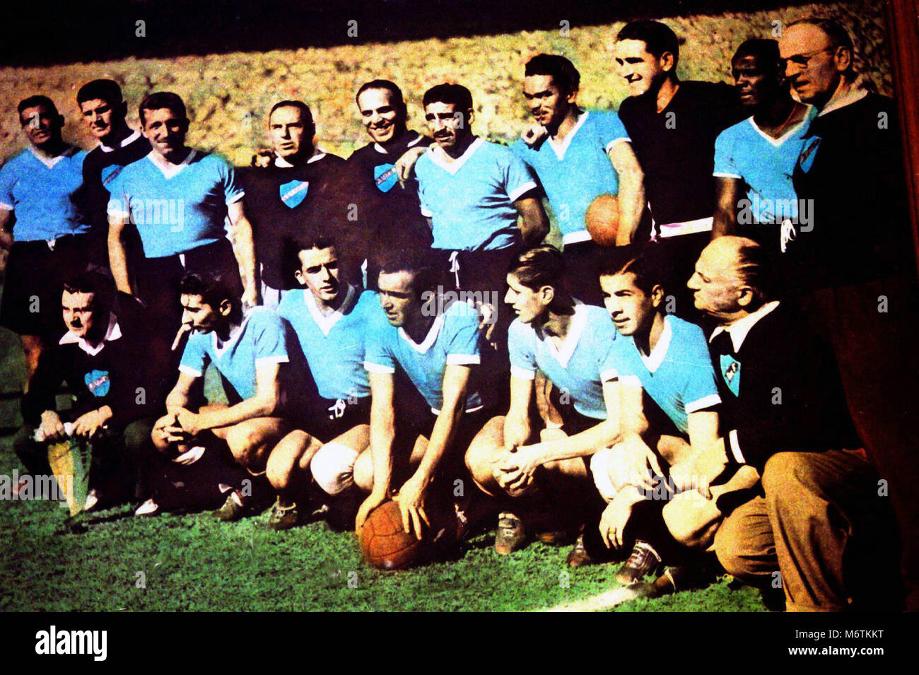 Il Campione del Mondo Uruguay squad: (l-r) Obdulio Varela, coach Juan Lopez, Eusebio Tejera, i supervisori Vasquez e Abate, Schubert Gambetta, Matias Gonzalez, portiere Gaston Maspoli, Victor Andrade, massaggiatore Kirshberg, davanti: Alvarez, Alcides Ghiggia. Foto Stock