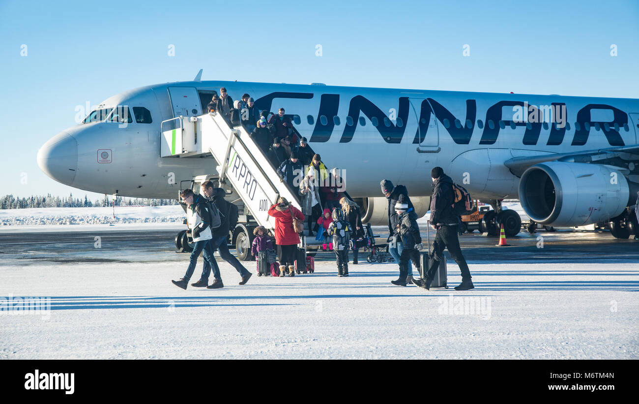 I passeggeri sbarcati da un volo Finnair a Kittila in Finlandia Foto Stock