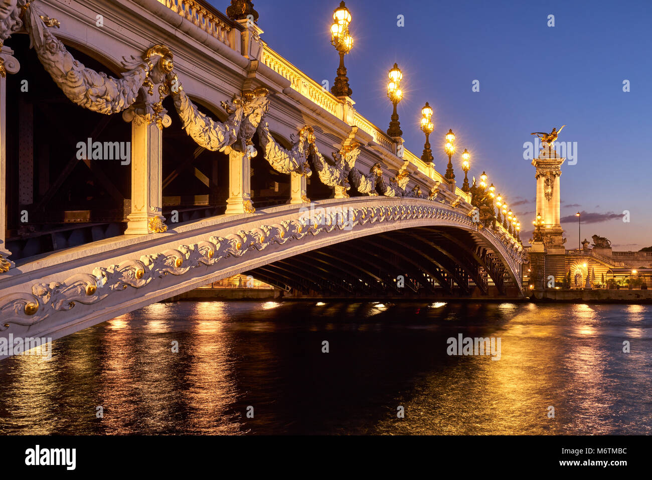 Pont ponte Alexandre III e la Senna al tramonto. Ottavo Arrondissement, Parigi, Francia Foto Stock