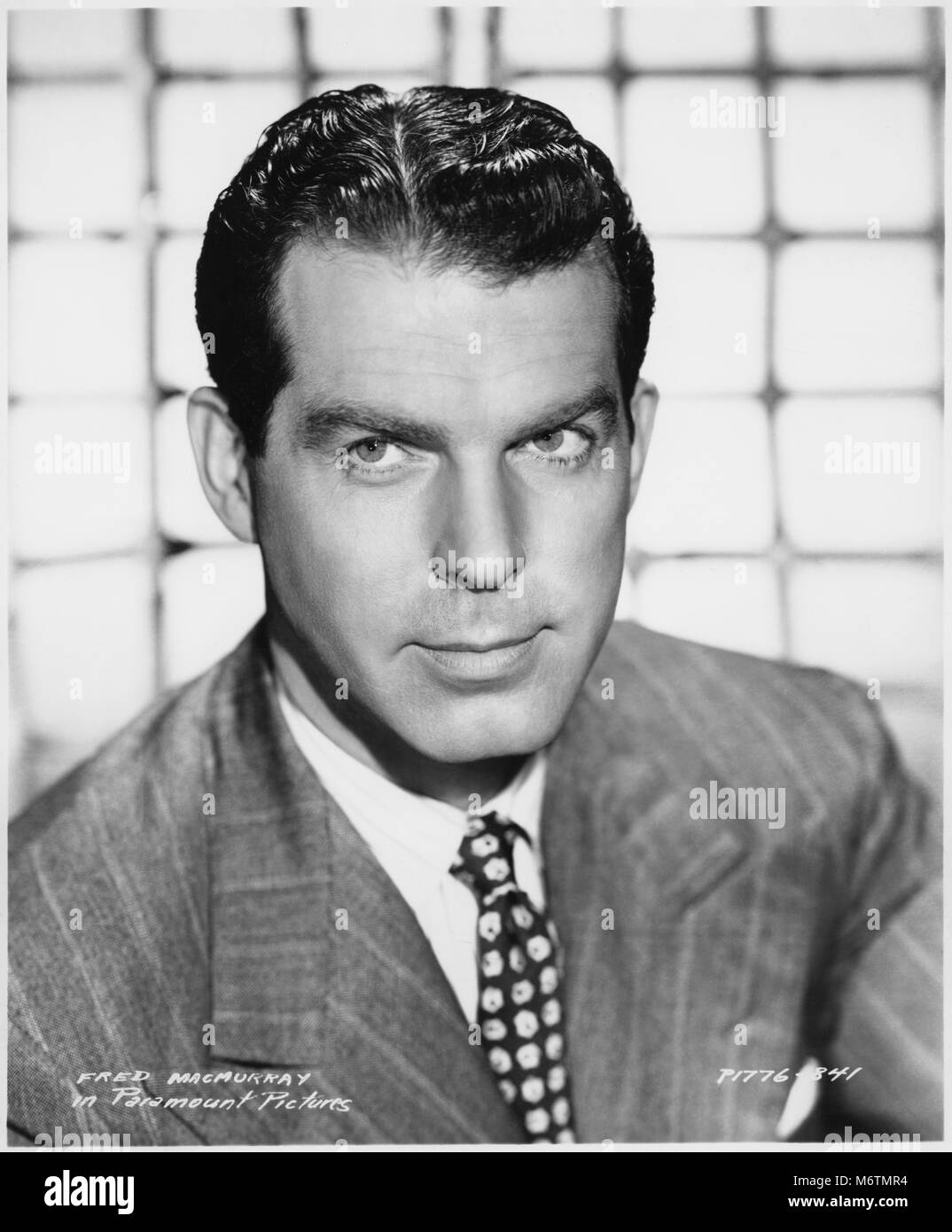 Fred MacMurray, testa e spalle Ritratto di pubblicità per i film, 'praticamente la vostra", Paramount Pictures, 1944 Foto Stock