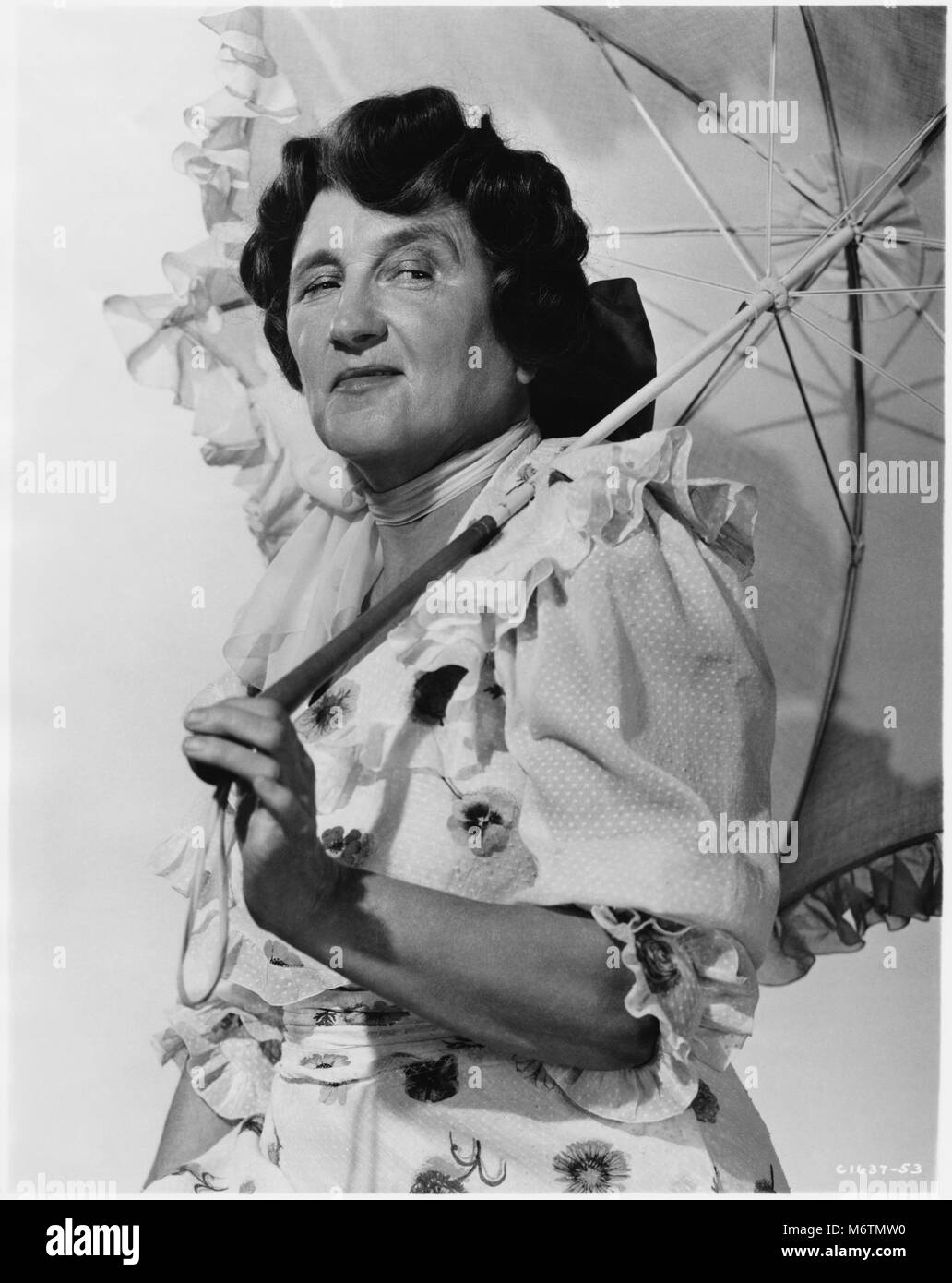 Marjorie Main, pubblicità ritratto con ombrellone per il film "Rose Marie ", MGM, 1954 Foto Stock