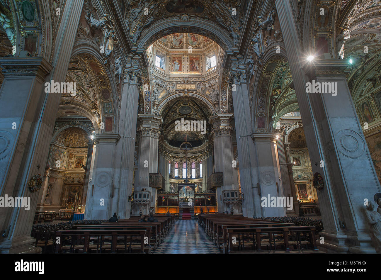 Gli interni della cattedrale con opere artistiche Foto Stock