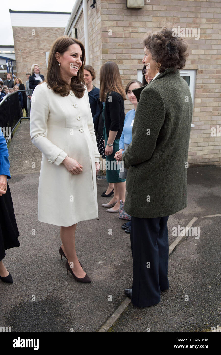 La Duchessa di Cambridge colloqui con Rosalind Portman fiduciario fondatori della carità dei legami familiari durante una visita a Pegasus la scuola primaria a Oxford per imparare circa il lavoro della carità. Foto Stock