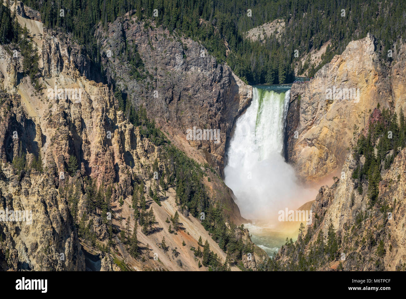 Le cascate Inferiori di Yellowstone River, con rainbow alla base delle cascate, dal punto di artisti, il Parco Nazionale di Yellowstone, Wyoming. Foto Stock