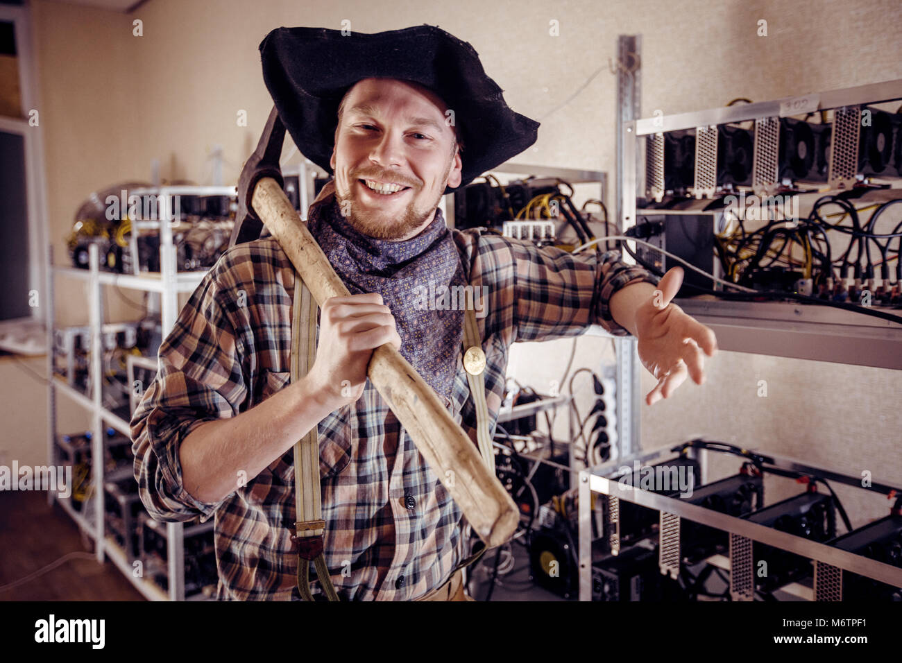 Oro sorridente prospector in azienda Foto Stock
