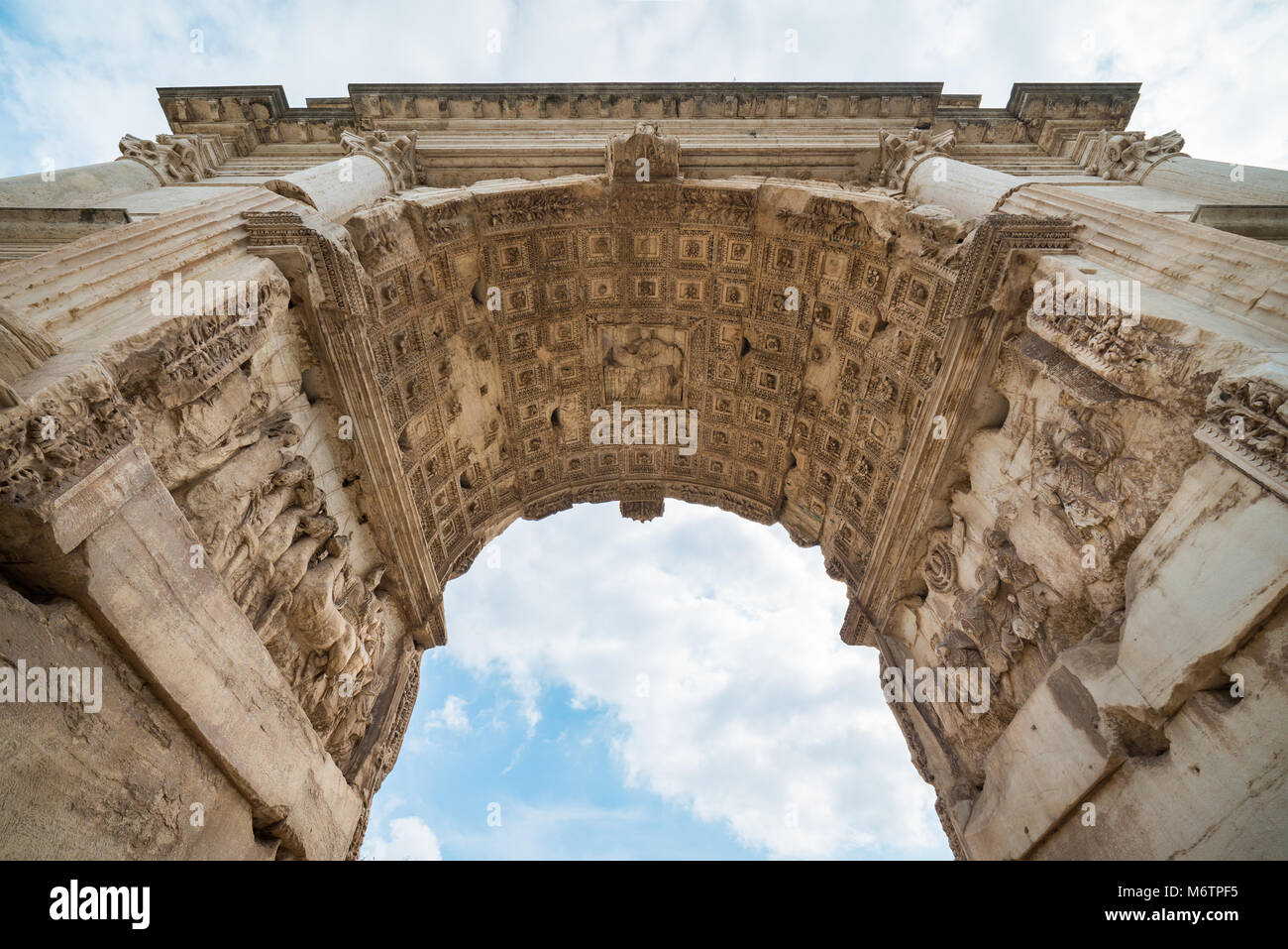 Sotto l'Arco di Tito al Foro Romano a Roma, Italia Foto Stock