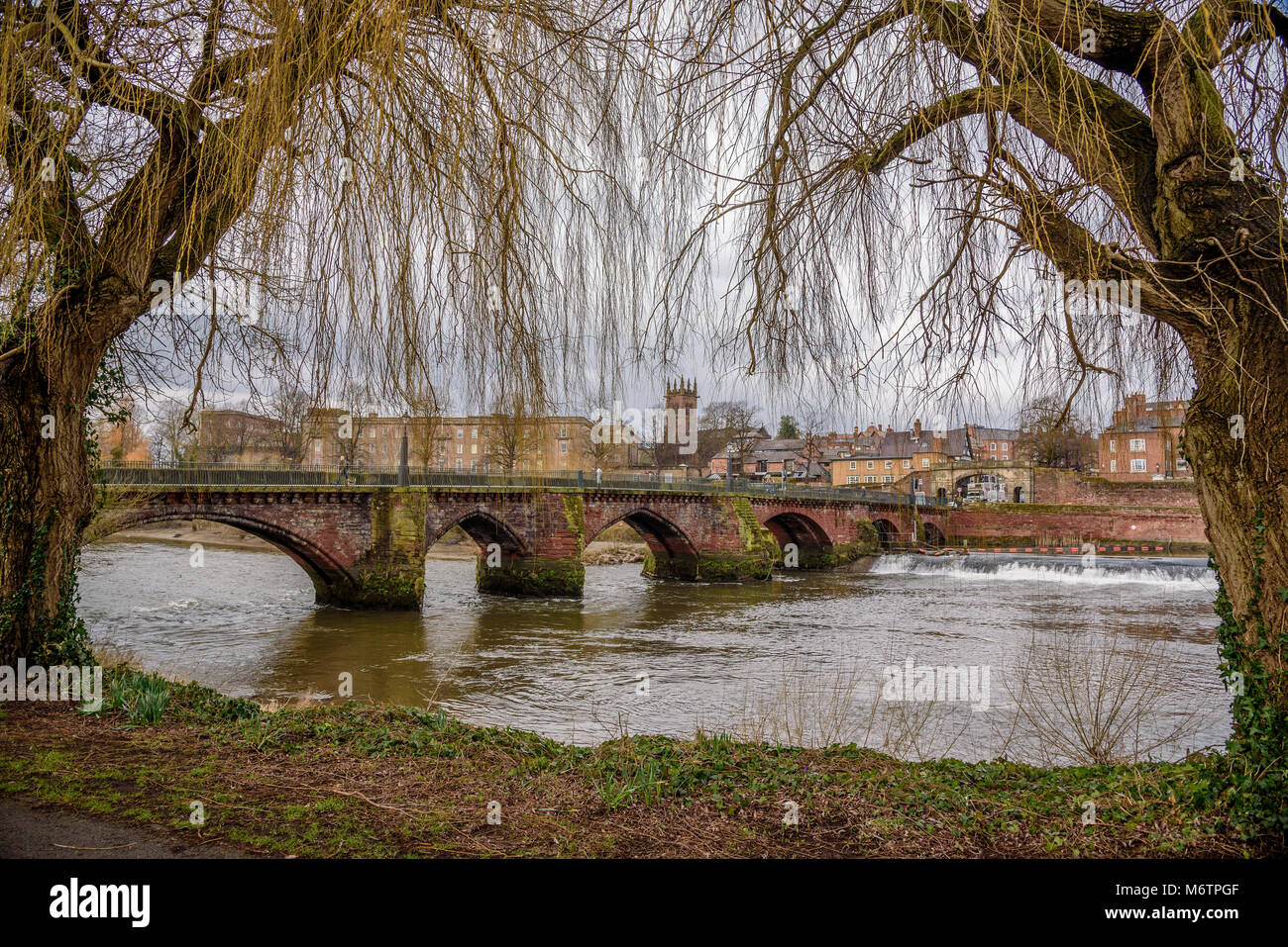 Fiume Dee a Chester. Vecchio Handbridge. Weir. Foto Stock