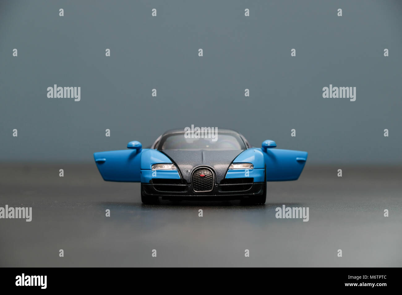 Bugatti Veyron blu Modello giocattolo auto anteriore consente di  visualizzare le porte aperte Foto stock - Alamy