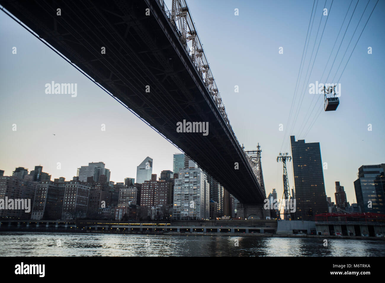 Il pendolarismo in un tram accanto a Queensboro Bridge Foto Stock
