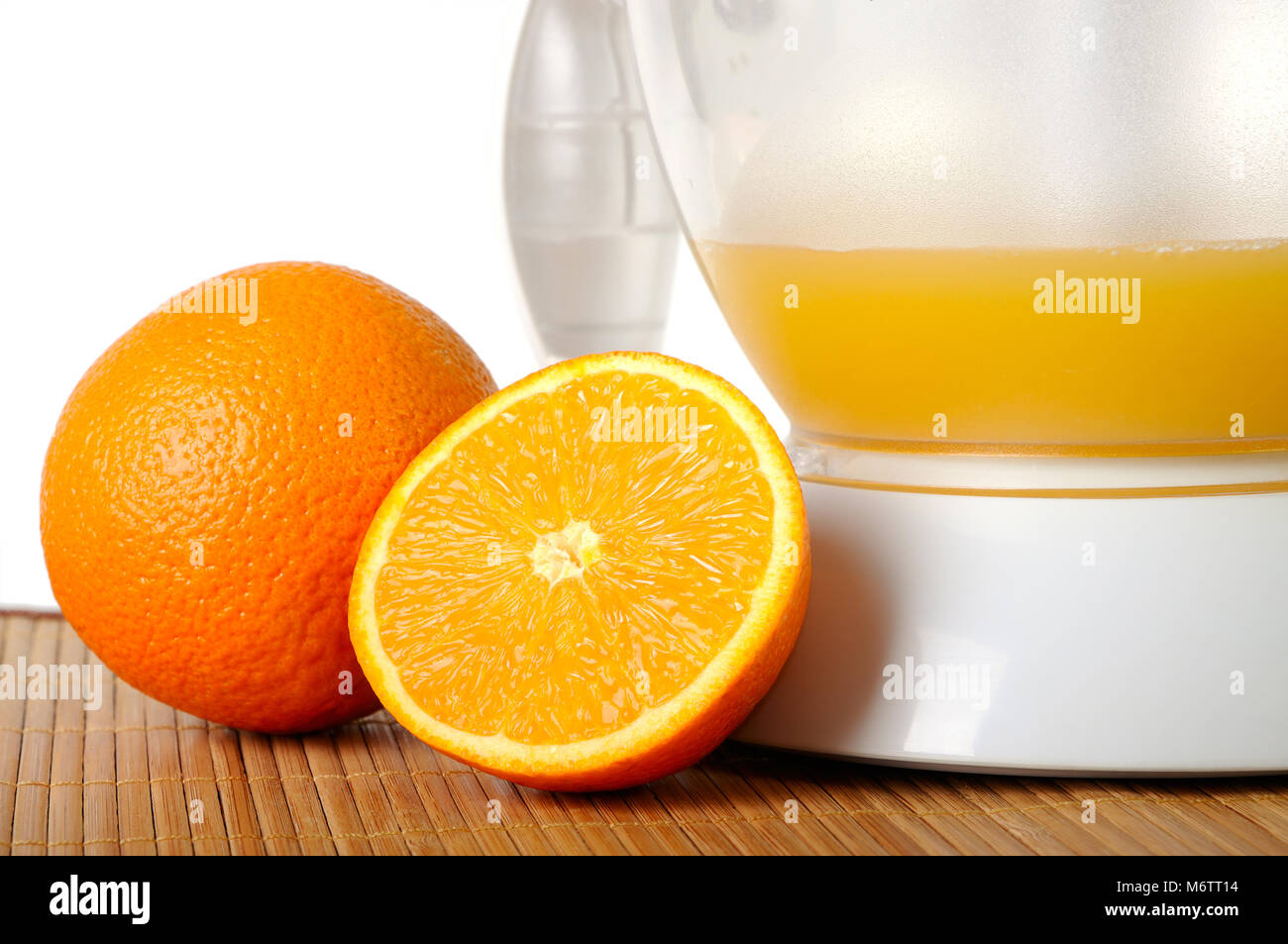 Natura morta con arance e un estrattore di succo closeup Foto Stock