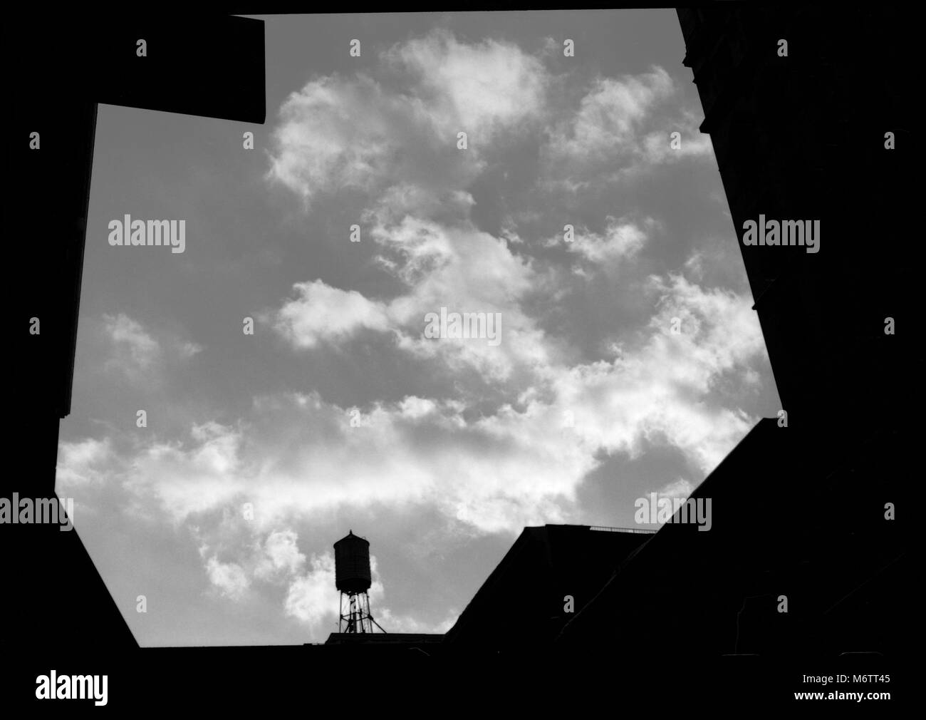 Silhouette di un serbatoio di acqua con cielo catturato da edifici Foto Stock