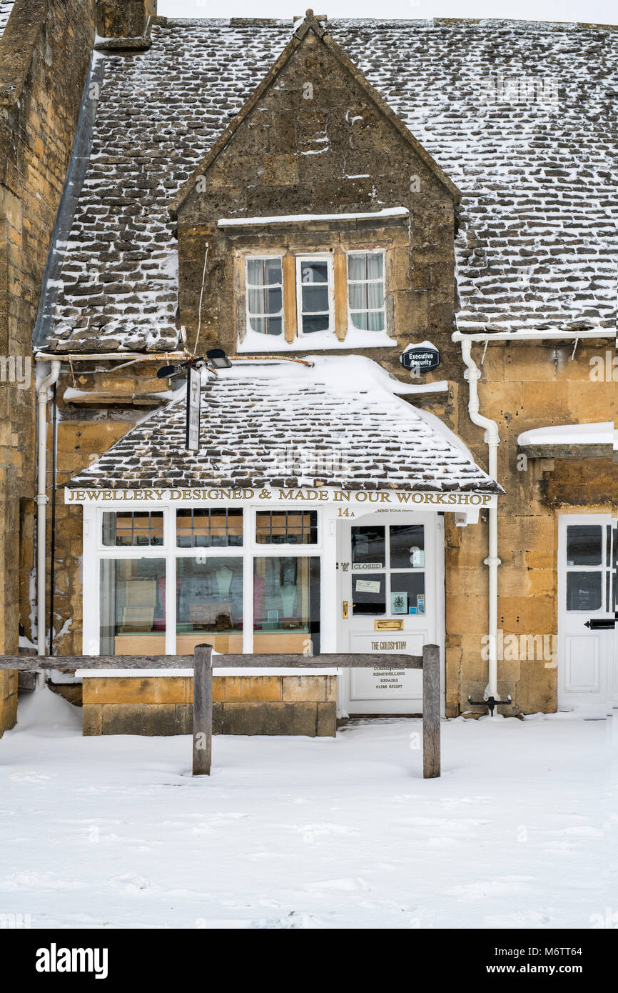 Gioielleria a broadway nella neve d'inverno. Broadway, Cotswolds, Worcestershire, Inghilterra Foto Stock