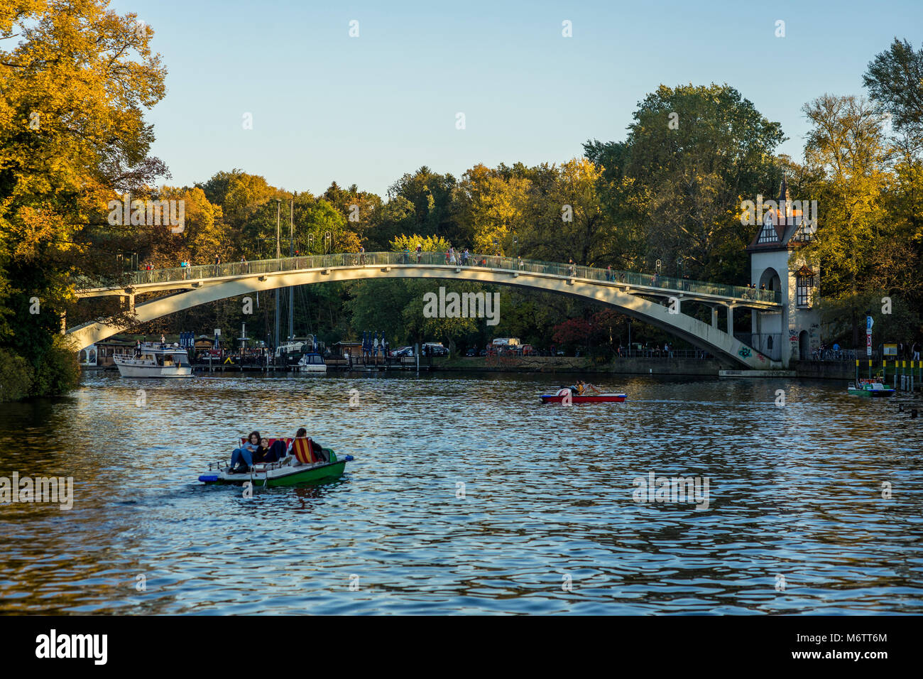 Paletta di persone nel fiume Spree lungo Treptower Park e l'Isola della Gioventù, Berlino 2017. Foto Stock