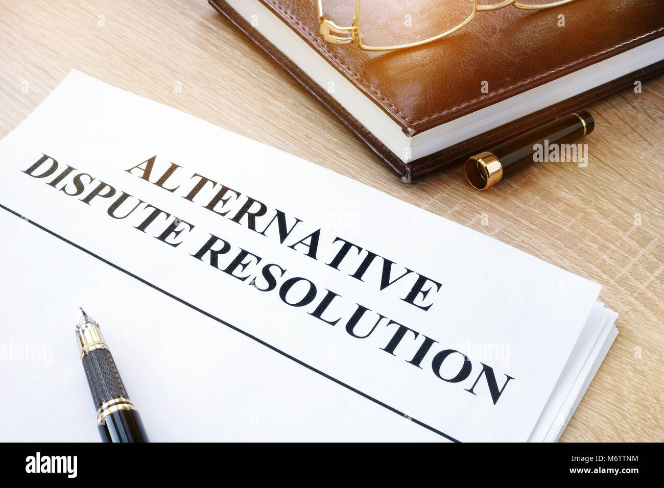 I documenti con il titolo i modi alternativi di risoluzione delle controversie ADR in un ufficio. Foto Stock