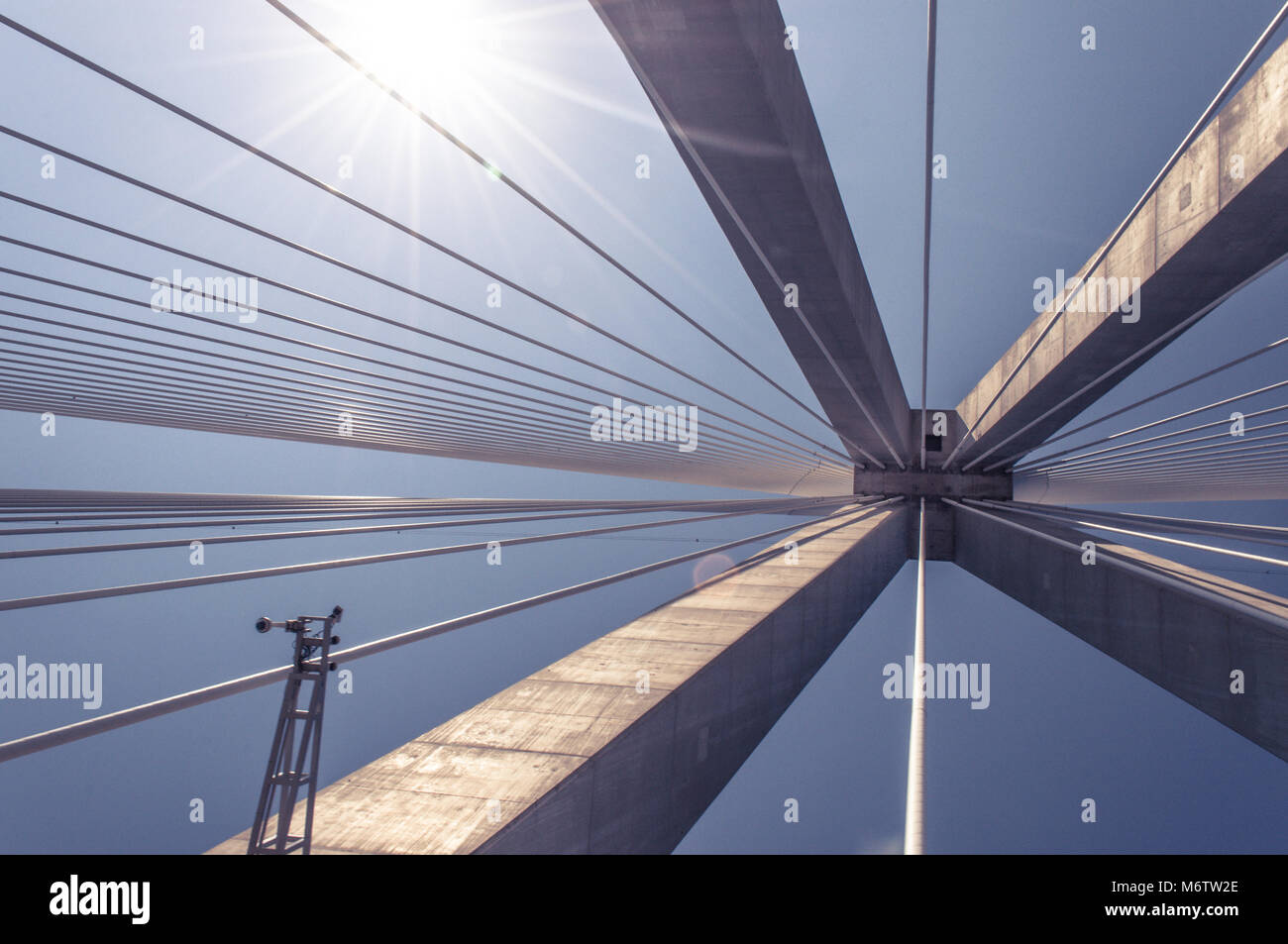 Ponte strallato. Dettagli architettonici dell'iconico Rio Antirio Bridge - Patrasso in Grecia. Vista interna. Foto Stock