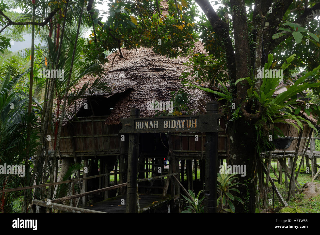 Guerrieri Bidayuh longhouse nel Sarawak Villaggio Culturale, Kuching, Malaysia Foto Stock