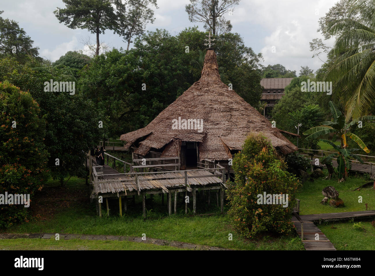 Guerrieri Bidayuh longhouse nel Sarawak Villaggio Culturale, Kuching, Malaysia Foto Stock