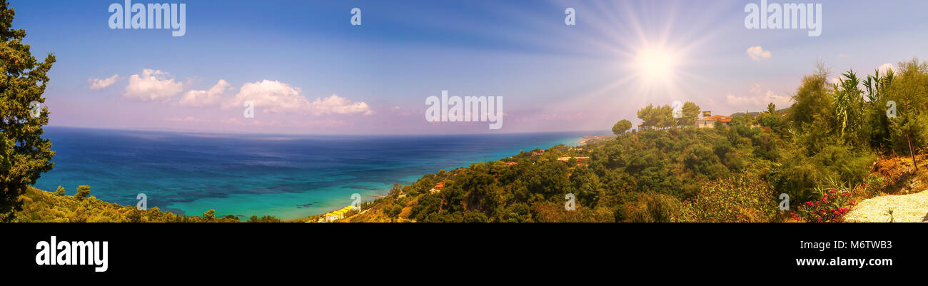 Vista panoramica dall isola di Zante - Grecia. Bellissima natura con il sole, il mare e le montagne in una vista panoramica dalla città di Zante. Foto Stock